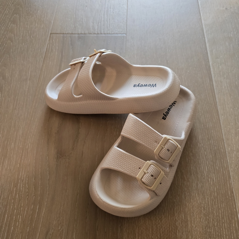 Super comfy pillow slippers weweya size 37-38 (7-7.5)